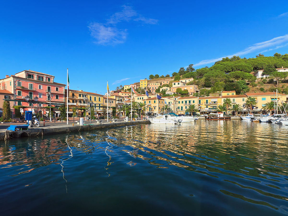 insel-elba-das-schmuckstueck-des-toskanischen-mittelmeers-porto-azzurro-64554075.jpg