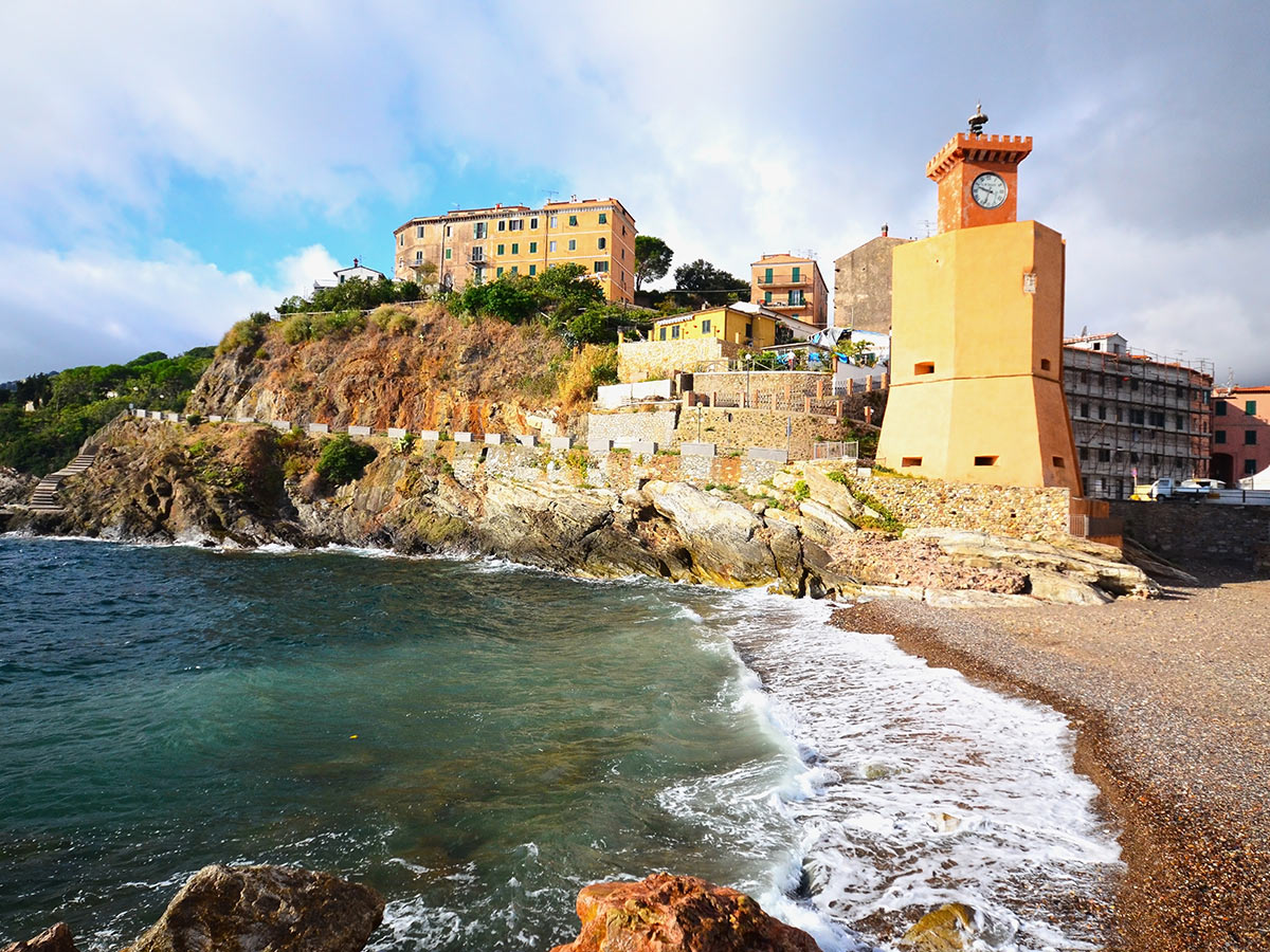 insel-elba-das-schmuckstueck-des-toskanischen-mittelmeers-turm-in-rio-marina-164347036.jpg