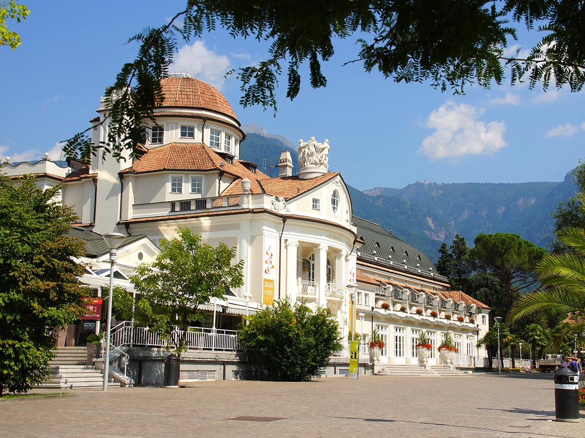 meran-bunte-farbenvielfalt-in-suedtirol-kurhaus-in-meran-mit-kurpromenade-37260410.jpg