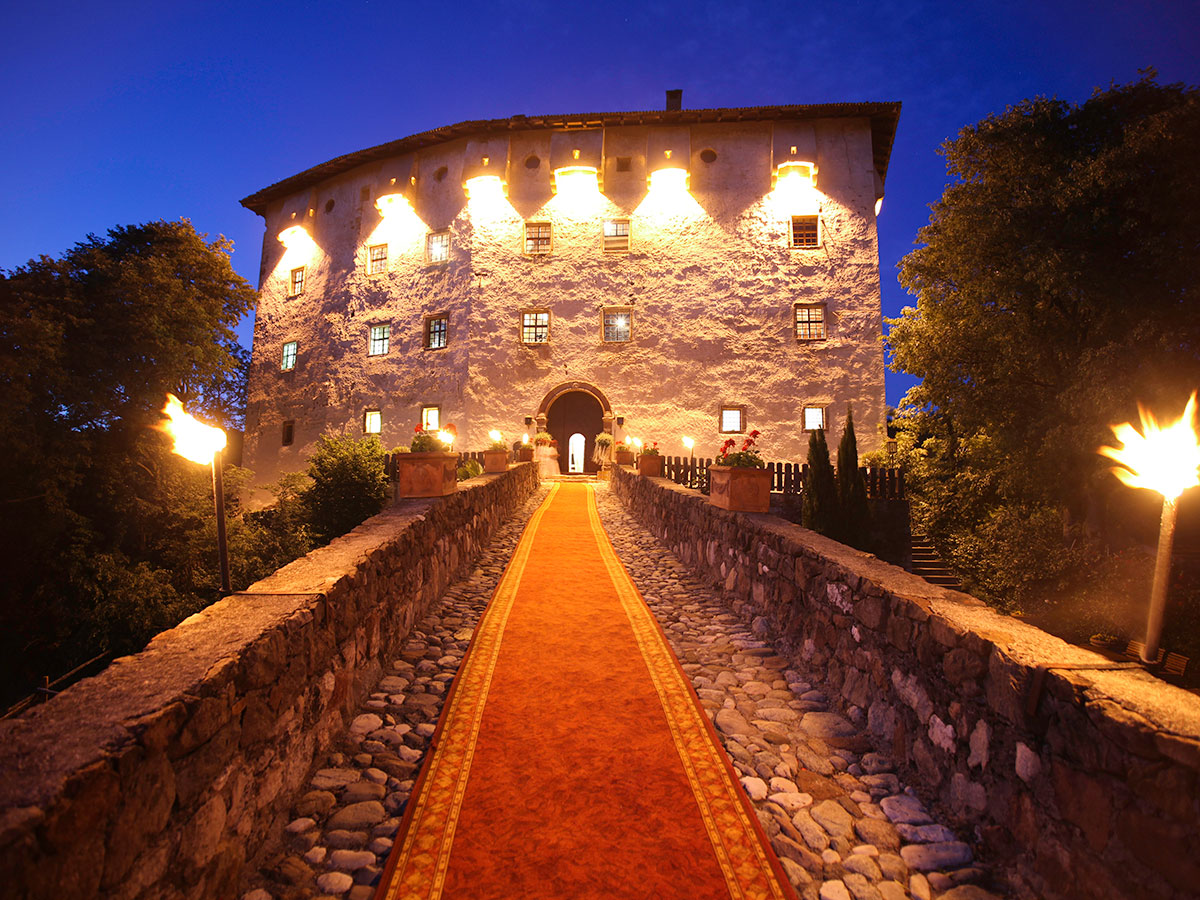 meraner-musikwochen-klassische-musik-zum-geniessen-castel-katzenzungen-by-night-.jpg