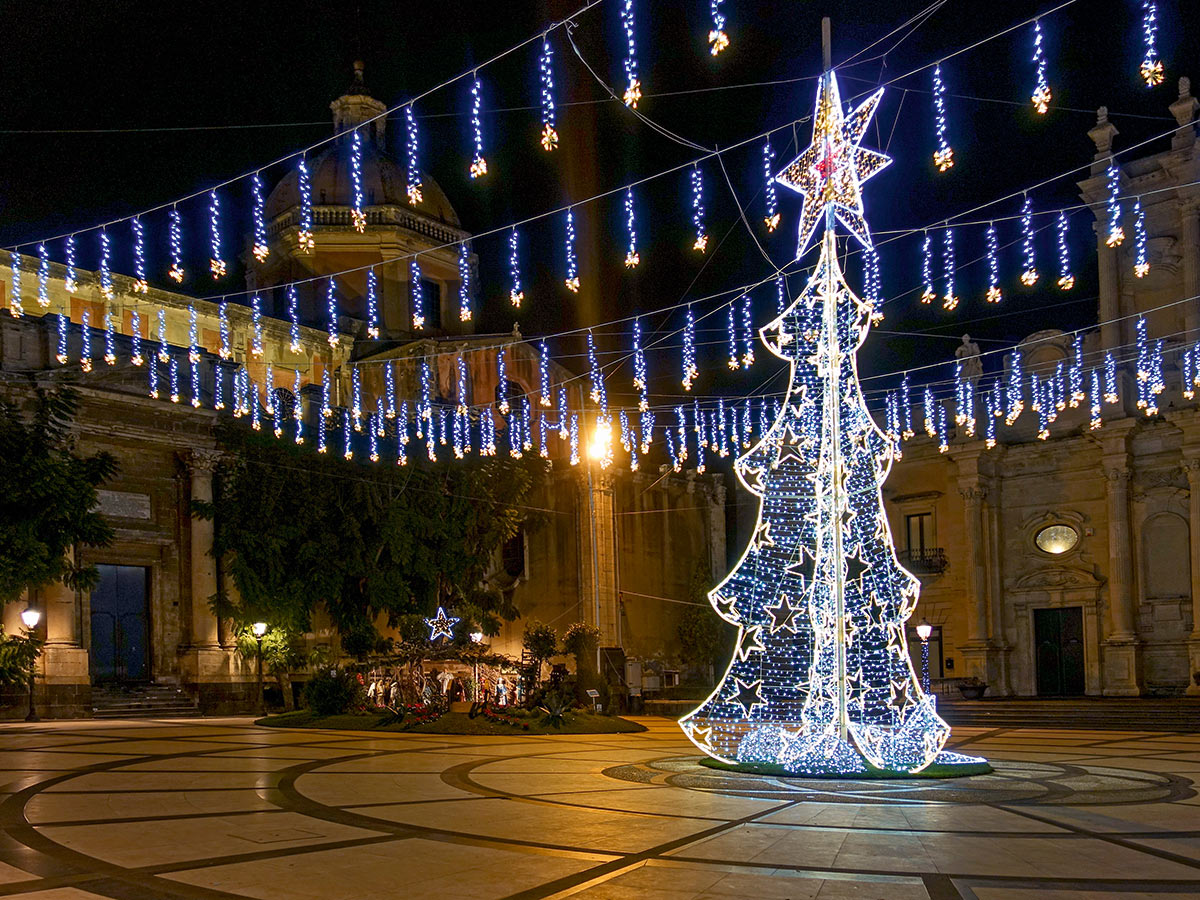 palermo-sonne-kultur-und-suedlaendische-weihnachtsfreude-piazza-duomo-414680910.jpg