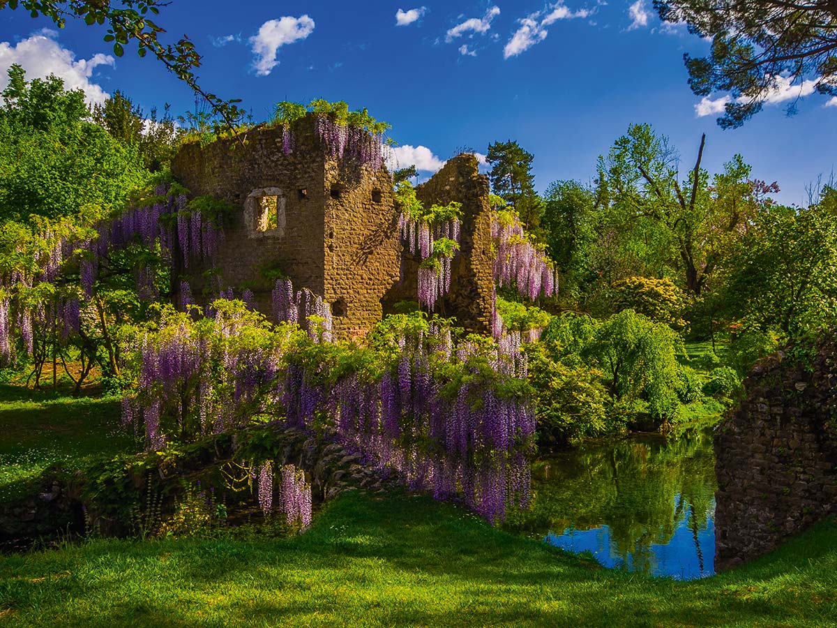 rom-die-ewige-stadt-und-ihr-gruenes-umland-giardino-di-ninfa-146198043.jpg