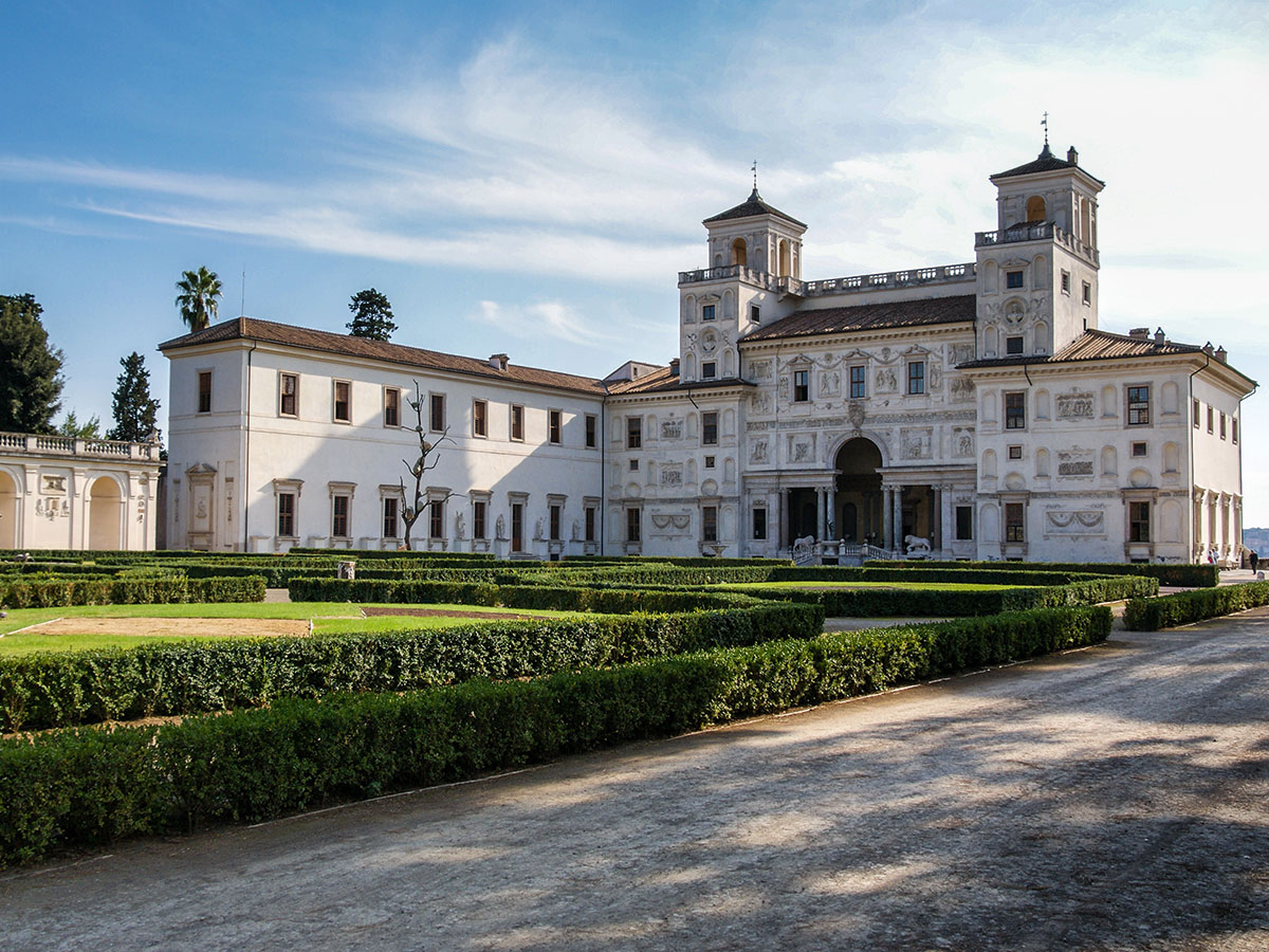 rom-die-ewige-stadt-und-ihr-gruenes-umland-villa-medici-und-garten-der-villa-borghese-175614720.jpg