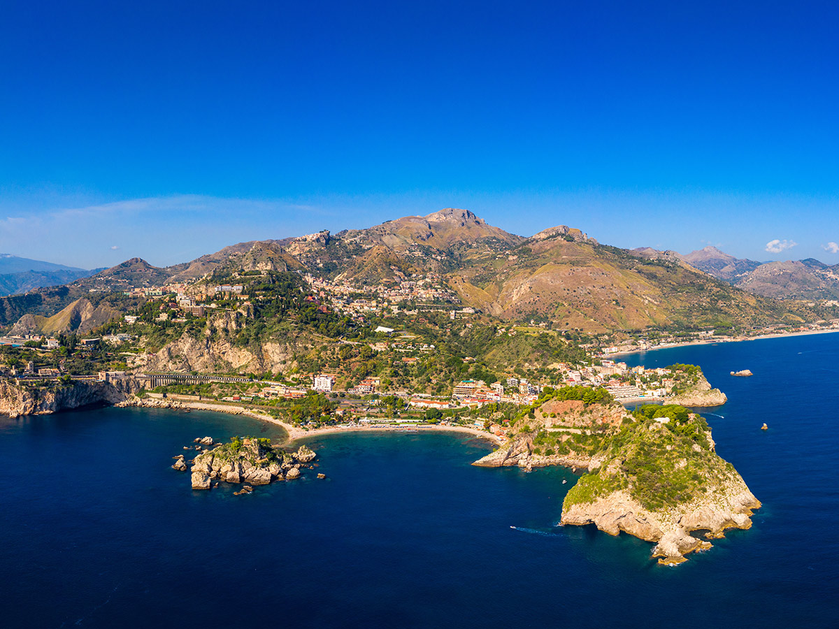 sizilien-fruehling-auf-italiens-groesster-insel-taormina-376569960.jpg
