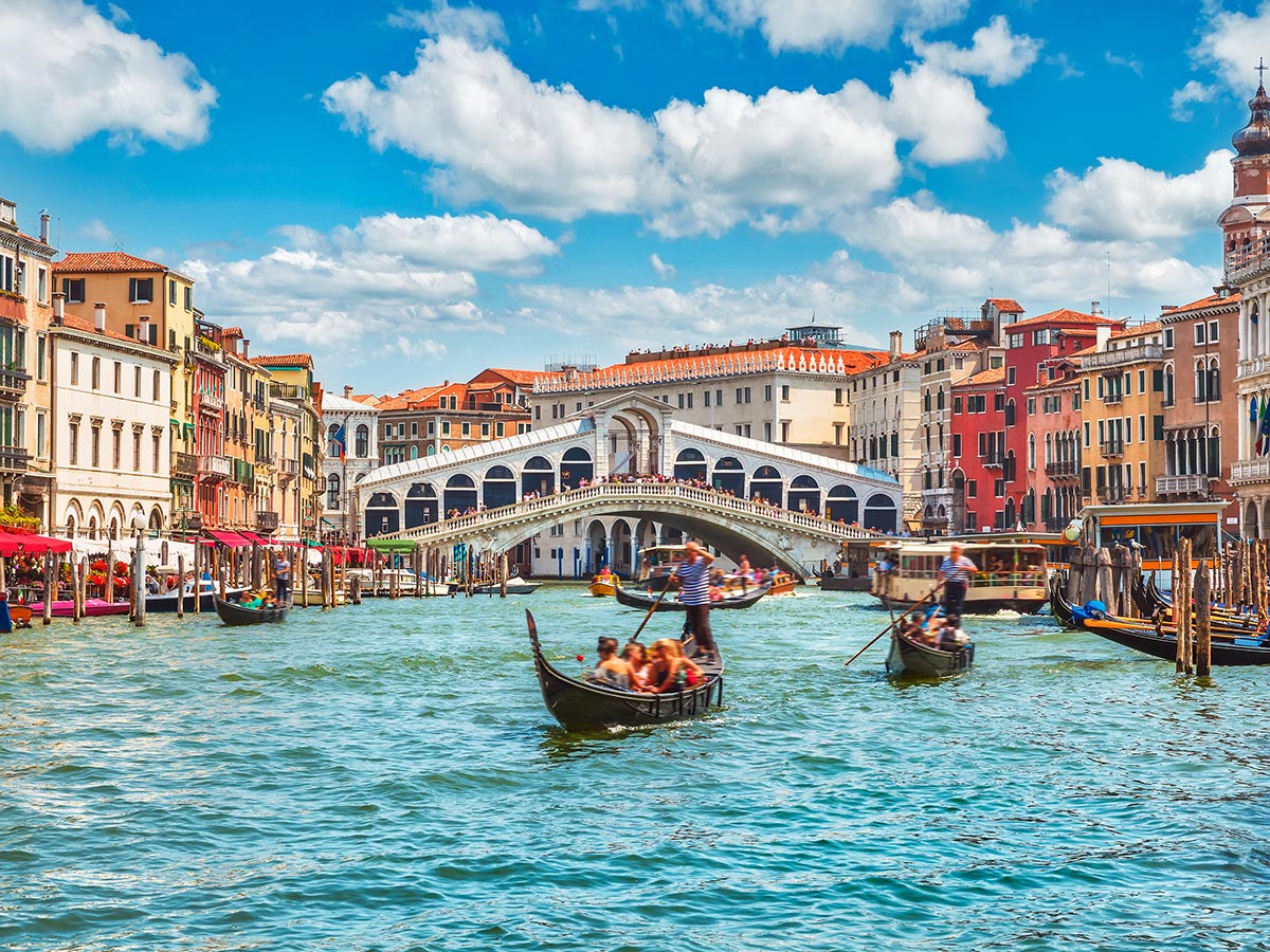 venedig-entdecken-sie-die-beruehmte-lagunenstadt-rialtobruecke-167835604.jpg