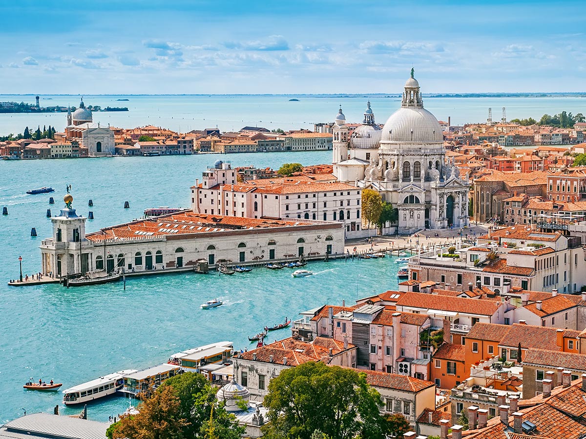 venedig-entdecken-sie-die-beruehmte-lagunenstadt-santa-maria-della-salute-kirche--92534950.jpg