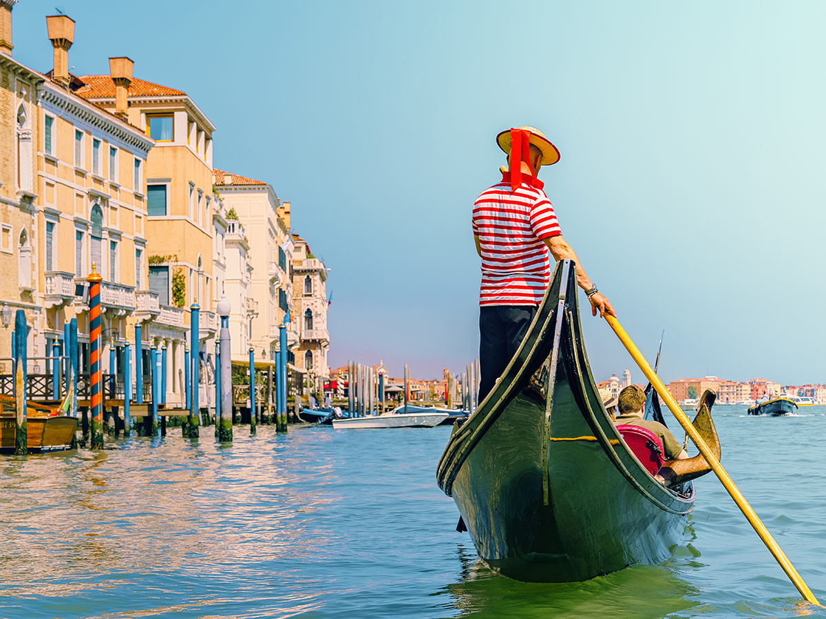 venedig-entdecken-sie-die-beruehmte-lagunenstadt-venizianischer-gondoliere-579467209.jpg