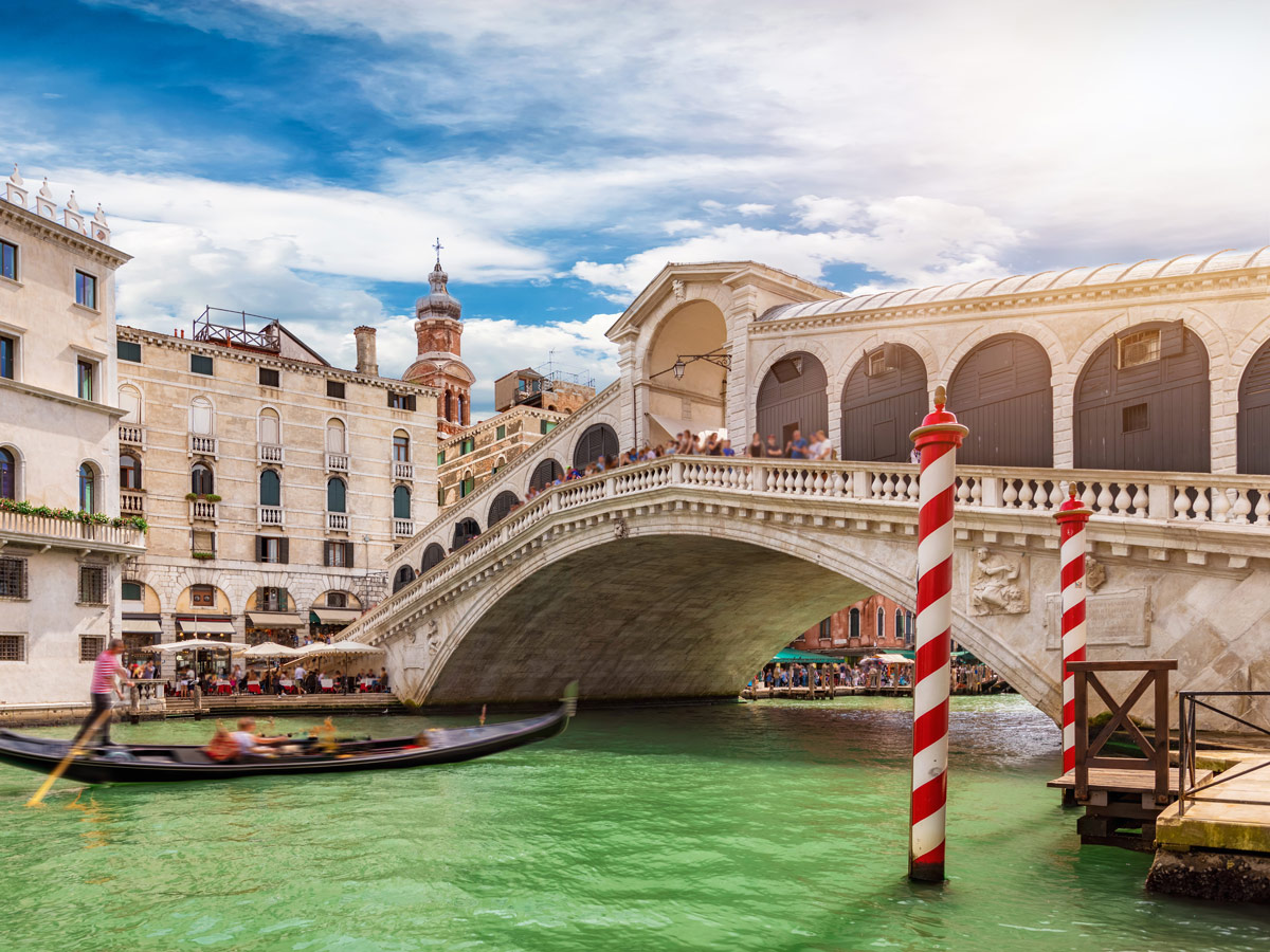 venetien-majestaetische-villen-rialto-bruecke-171193022.jpg
