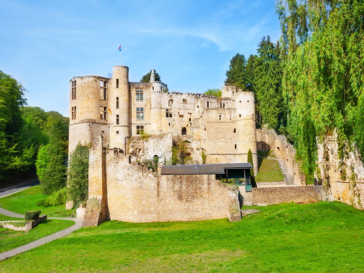 kulinarische-genuesse-in-luxemburg-beaufort-castle-ruins-79806965.jpg
