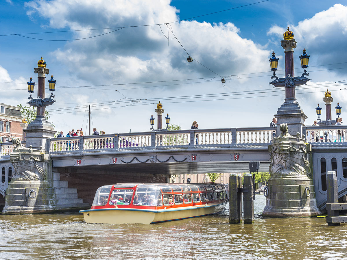 amsterdam-mit-besuch-in-der-sonderausstellung-blauwbrug-blue-bridge-68698481.jpg