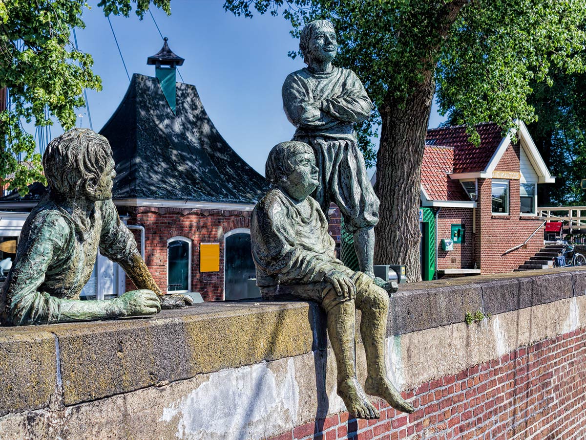 egmond-aan-zee-herrliches-strandleben-im-badeort-alkmaar-und-nostalgie-erlebnisse-hoorn-schiffsjungen-am-hafen-110019595.jpg