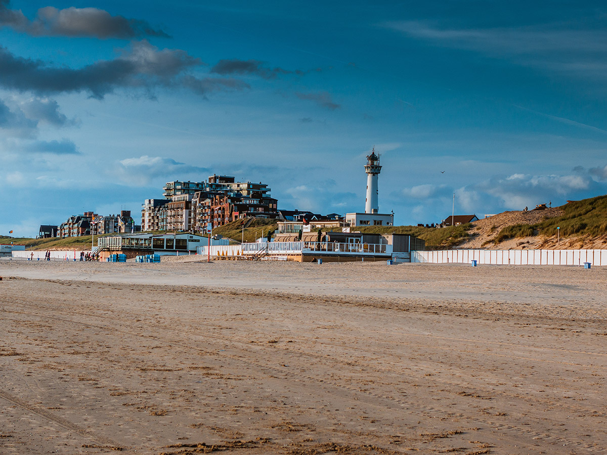 egmond-aan-zee-herrliches-strandleben-im-badeort-egmond-aan-zee-85685469.jpg