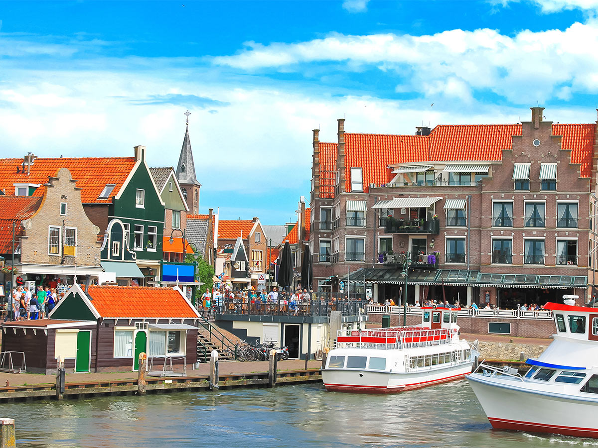 noordwijk-aan-zee-holland-wie-im-bilderbuch-hafen-von-volendam-44207499.jpg