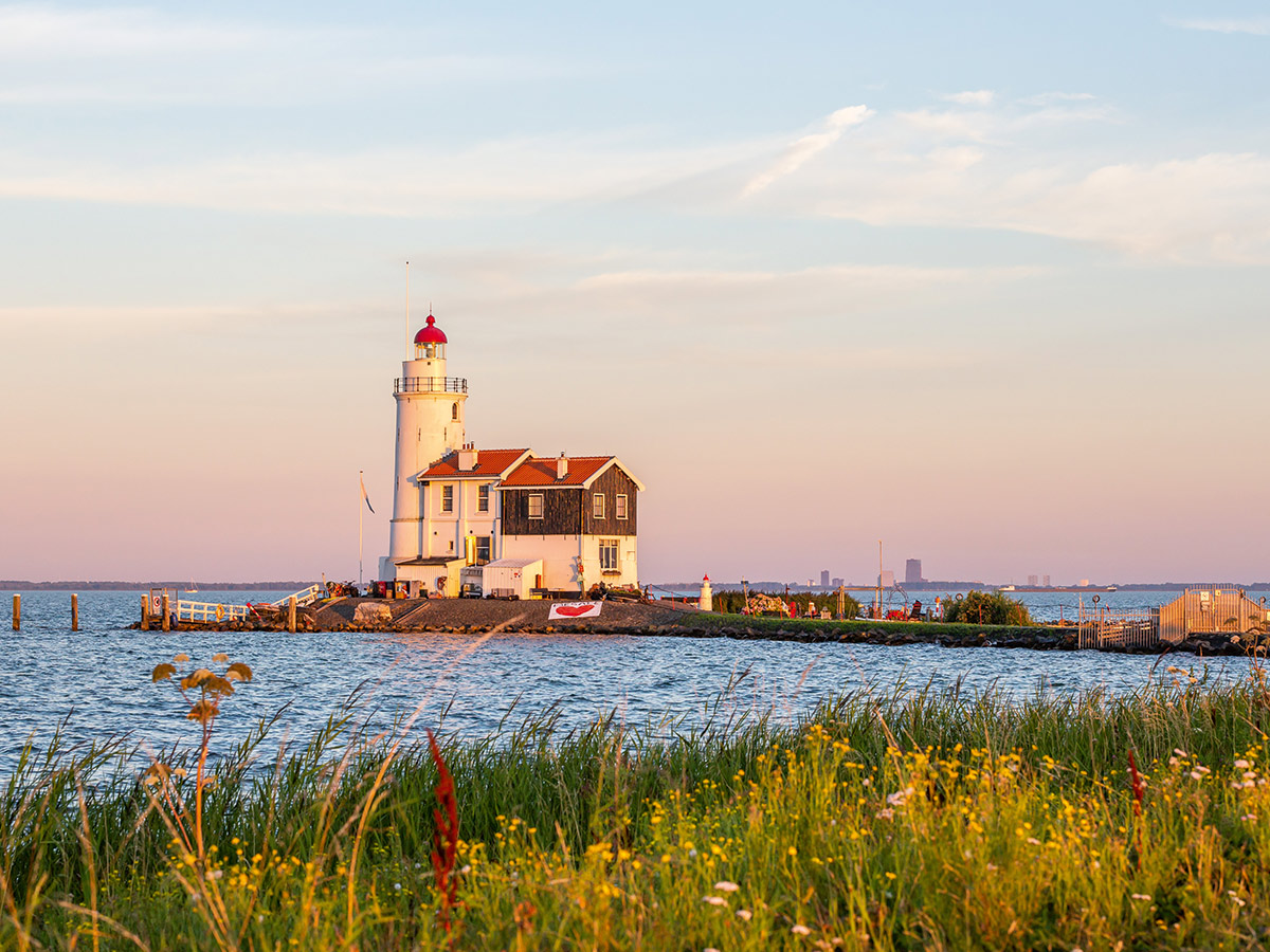 wijk-aan-zee-entspannte-tage-im-kuestenidyll-leuchtturm-in-marken-558379938.jpg