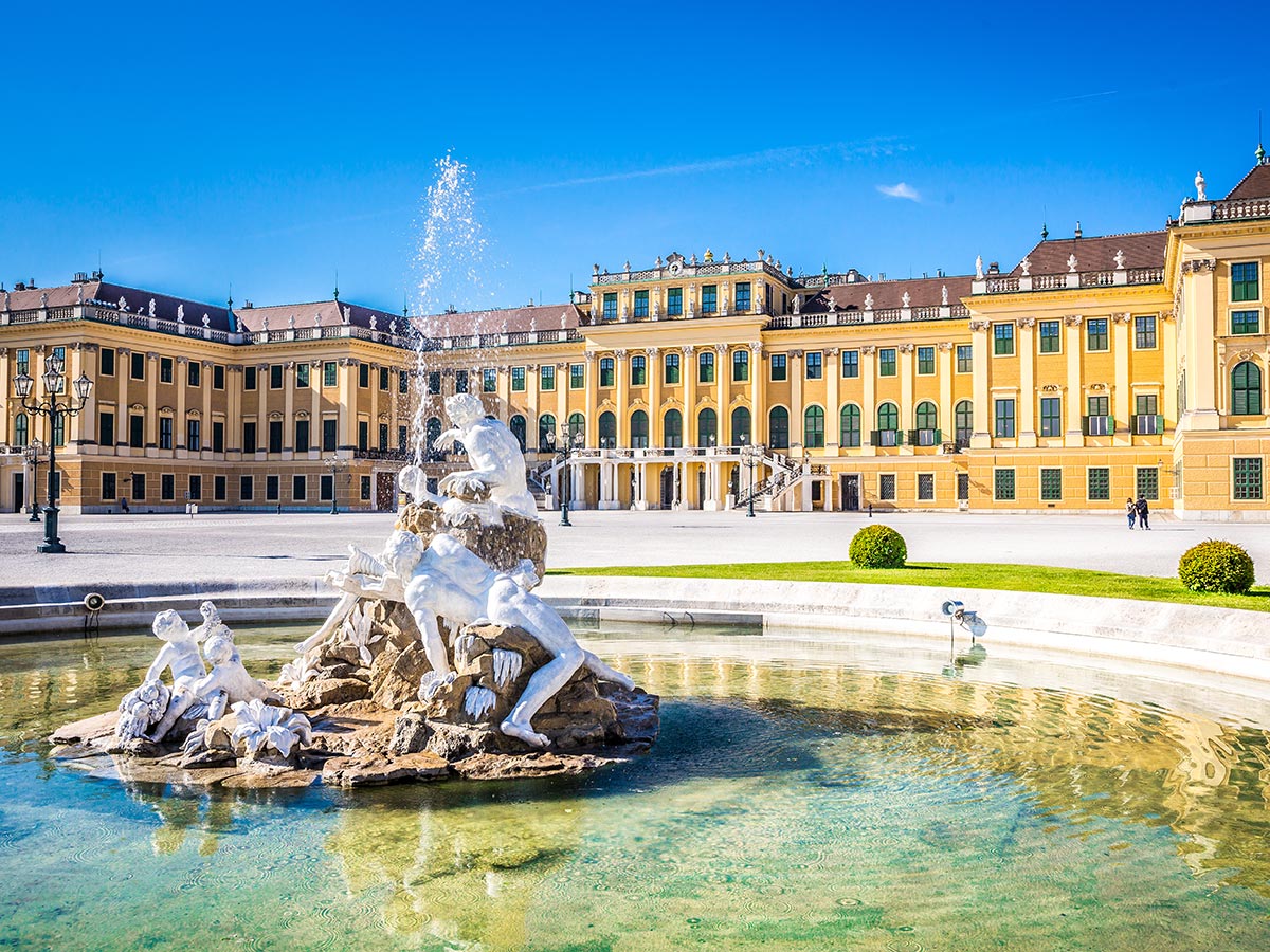 kaiserstadt-wien-genuss-und-kultur-fuer-alle-sinne-neptunbrunnen-vor-schloss-schoenbrunn-wien-111299093.jpg
