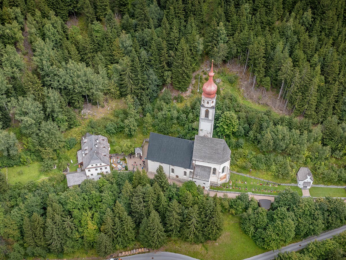 kaunertal-tirol-begruessen-sie-den-fruehling-voller-farben-und-kontraste-mit-ausflug-nach-seefeld-wallfahrtskirche-kaltenbrunn-im-kaunertal-462865153.jpg