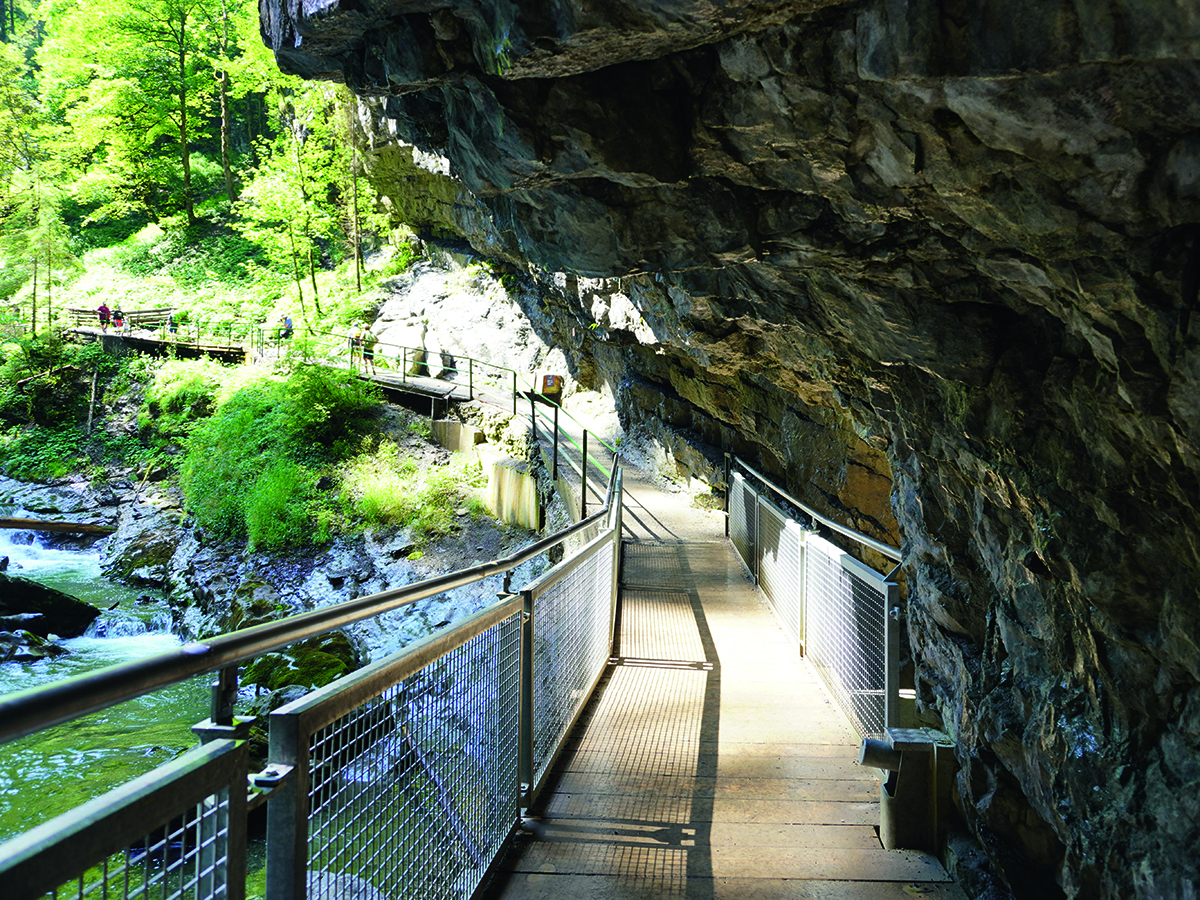 mittelberg-im-kleinwalsertal-goldener-herbst-in-der-schoensten-sackgasse-der-welt-breitachklamm-bei-oberstdorf-930552864.jpg