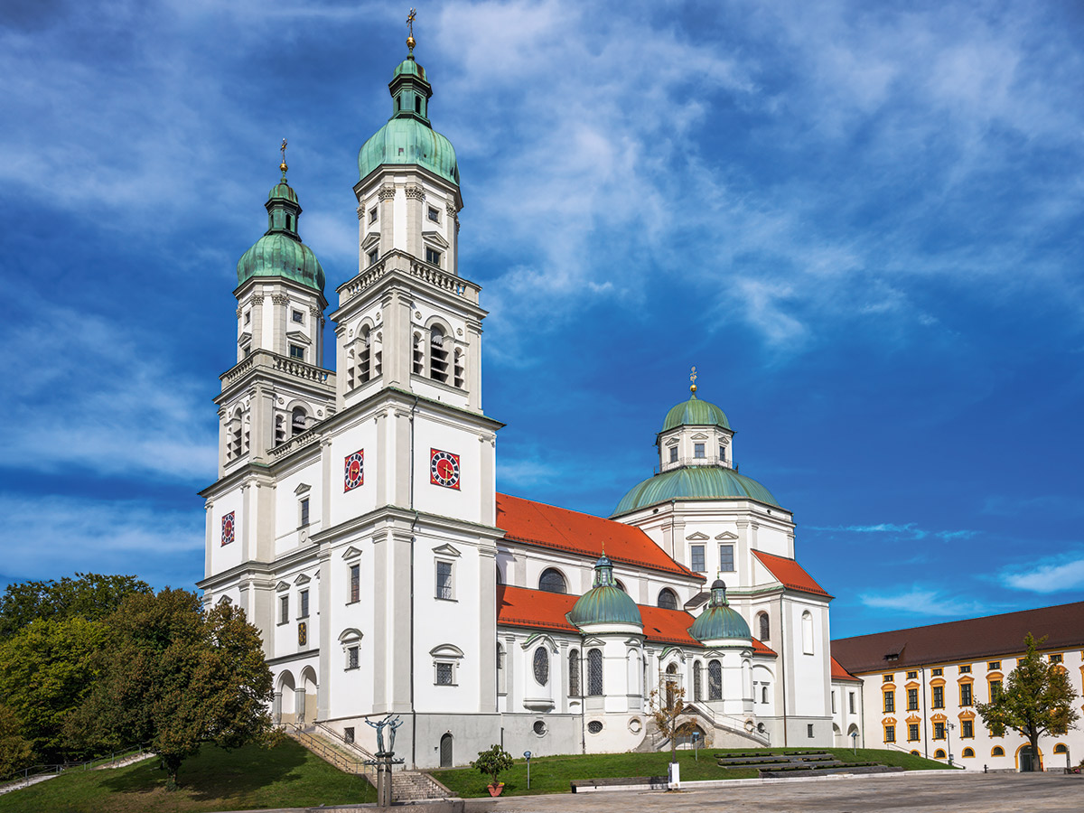 mittelberg-im-kleinwalsertal-goldener-herbst-in-der-schoensten-sackgasse-der-welt-saint-lawrence-basilica-in-kempten-688774249.jpg