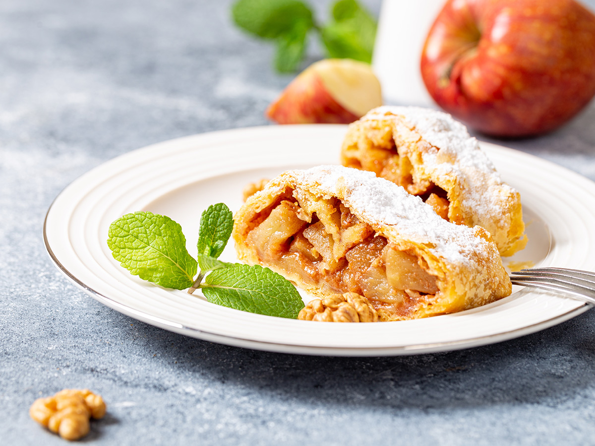 kaiserstadt-wien-genuss-und-kultur-fuer-alle-sinne-mit-wiederwald-helenental-und-neusiedlersee-apfelstrudel-411879317.jpg