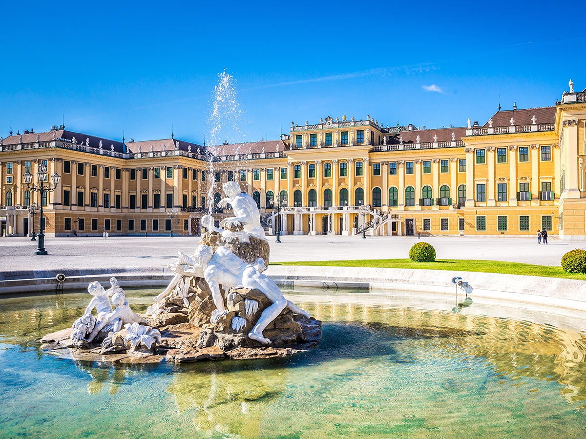 wien-entdecken-sie-wien-mal-anders-neptunbrunnen-vor-schloss-schoenbrunn-111299093.jpg