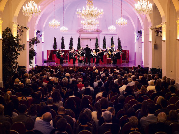 wien-schloss-schoenbrunn-konzerte-ora-orchester-hinten.jpg