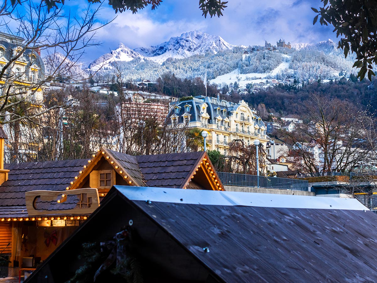 montreux-am-genfer-see-die-adventszeit-bietet-mit-dem-weihnachtsmarkt-am-see-winter-in-montreux-554183920.jpg