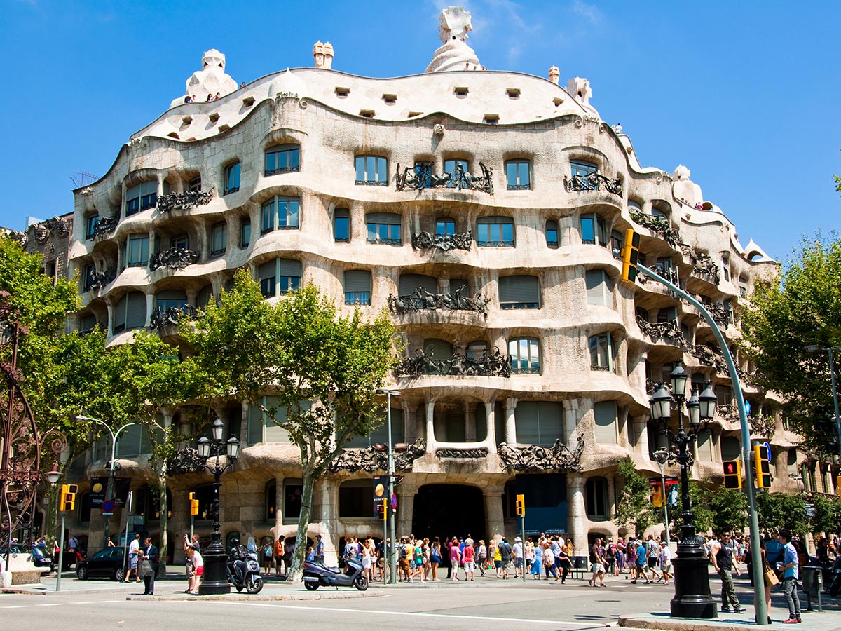 barcelona-la-pedrera-architect-antoni-gaudi-45099633.jpg