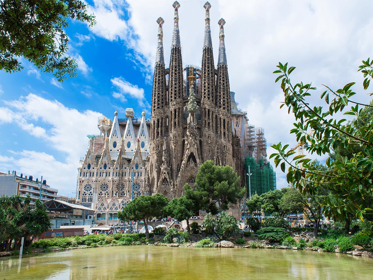 barcelona-sagrada-familia-56738752.jpg