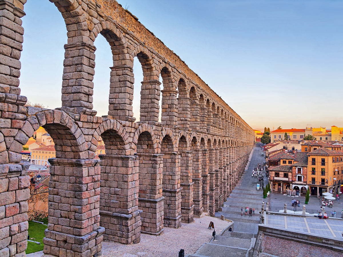 madrid-kunst-kultur-und-die-schaetze-kastiliens-mit-besuch-von-segovia-avila-und-toledo-roemisches-aquaedukte-in-segovia-84751242.jpg