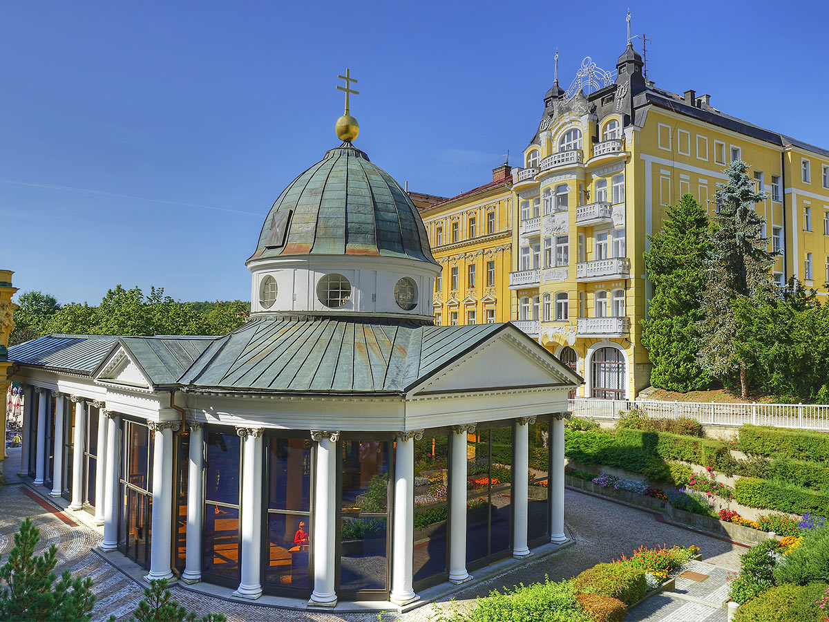 marienbad-boehmisches-baederdreieck-carolinas-spring-pavilion-and-colonnade-98067811.jpg