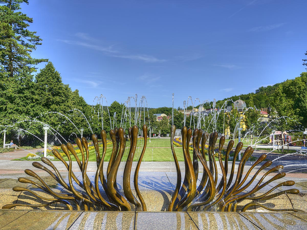 marienbad-boehmisches-baederdreieck-marianske-lazne-spa-fountain-colonnade-98067798.jpg