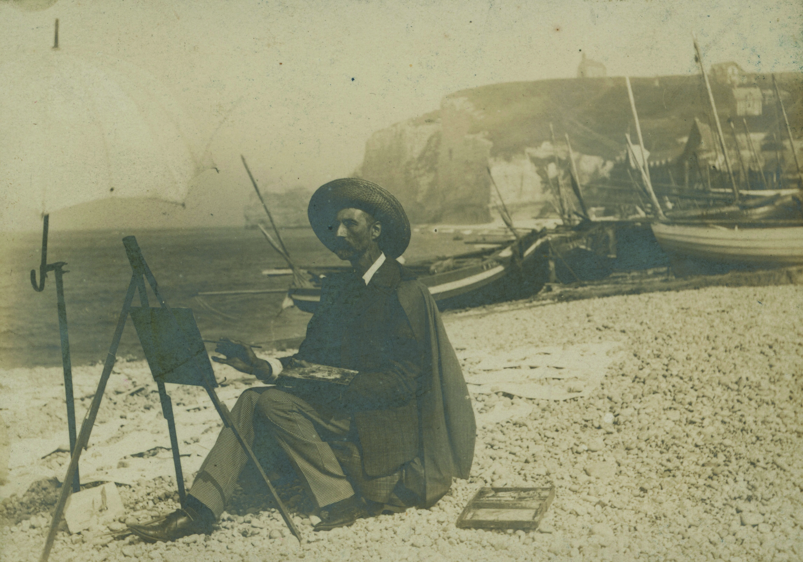 frankfurt-staedlmuseum--monets-kueste-die-entdeckung-von-etretat-st-presse-anonym-maler-am-strand-von-etretat-um-1900.jpg