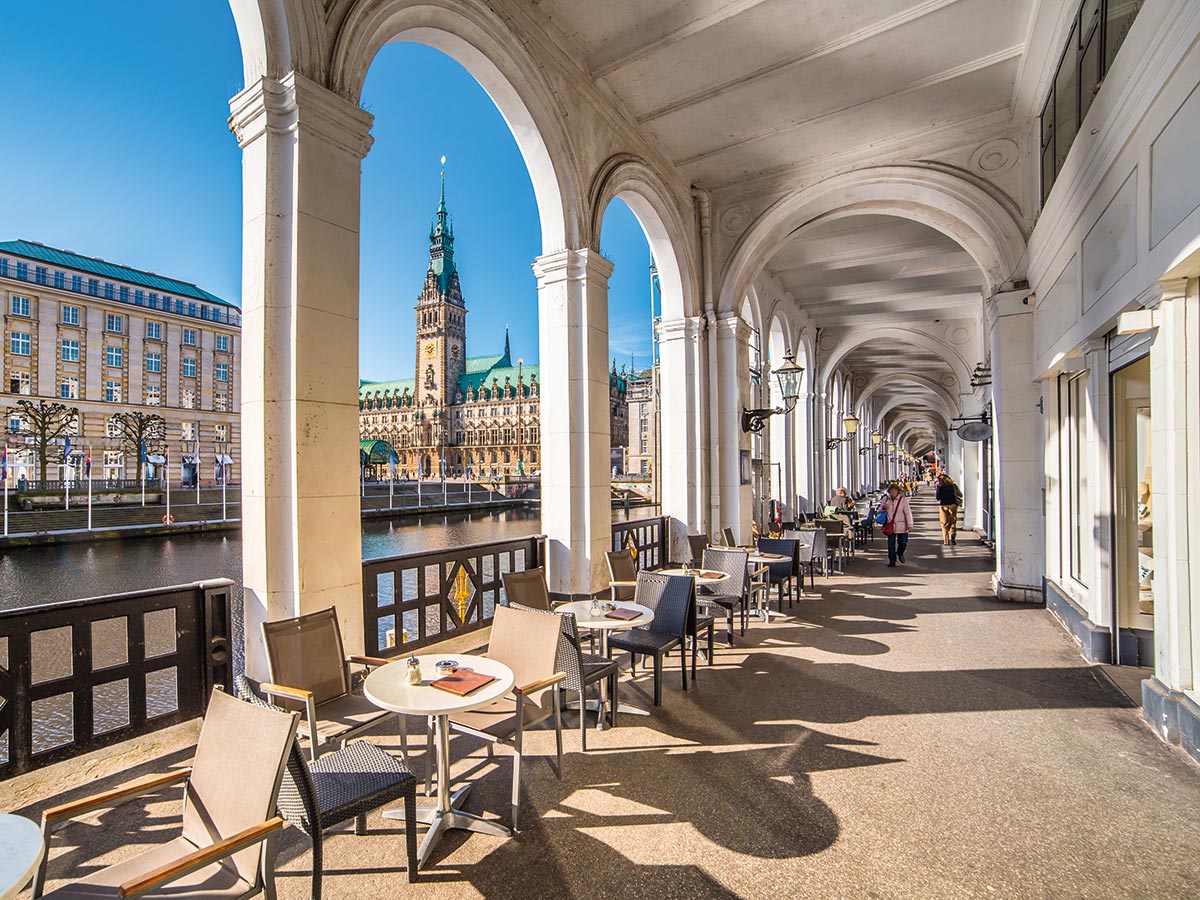 hamburg-sonderreise-laeiszhalle-jungferstieg-arkaden-an-der-kleinen-alster-209218191.jpg