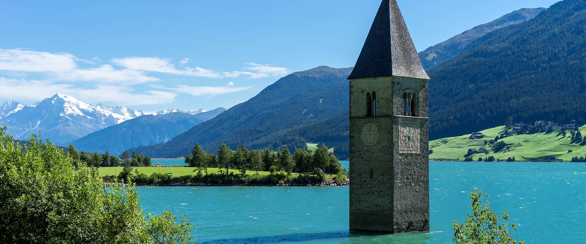 felix-reisen-busreisen-stage-italien-meran-kirche-im-reschensee-am-reschenpass-118571315