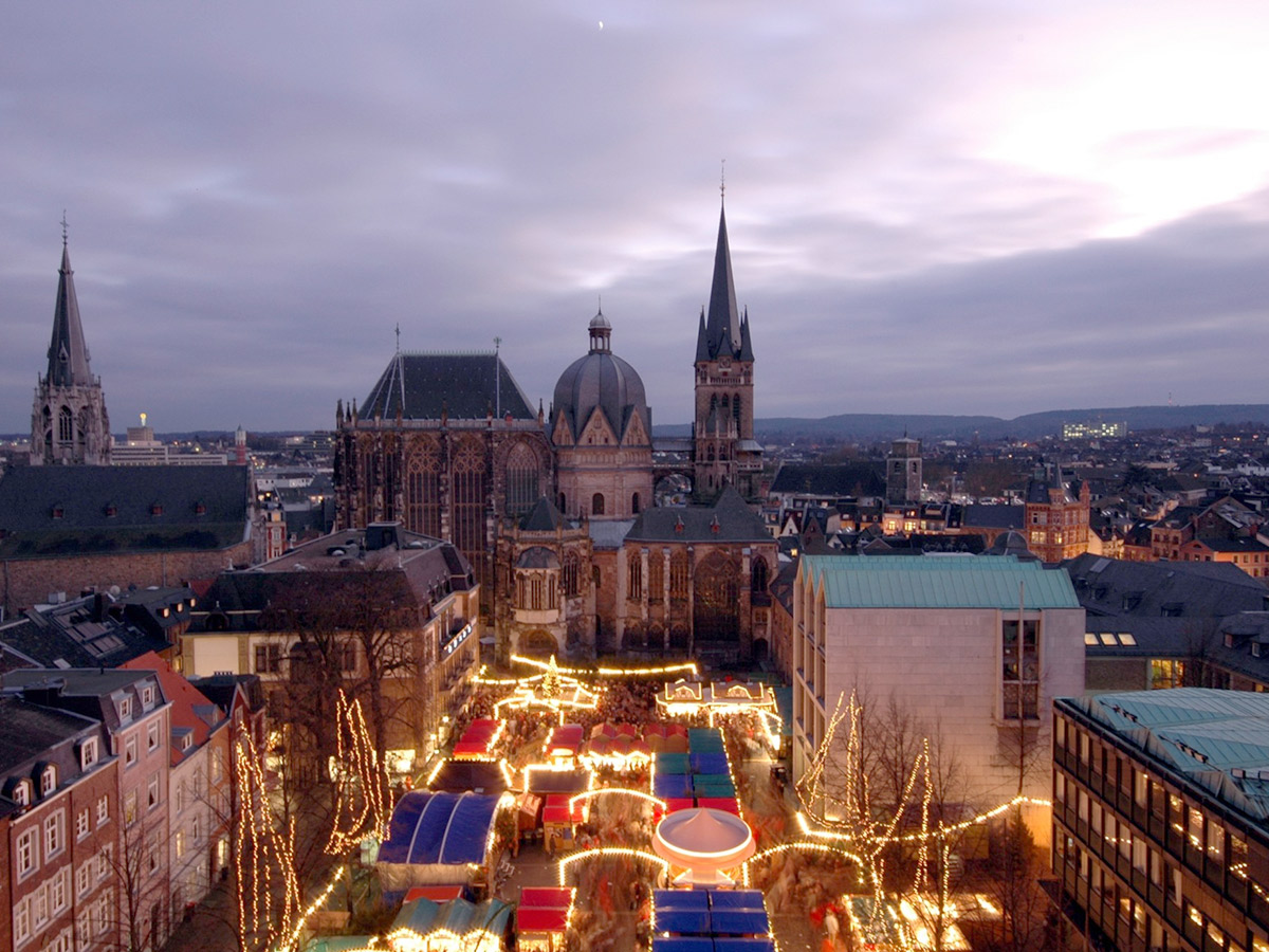 felix-reisen-tagesreisen-aachen-weihnachtsmarkt-auf-dem-katschhof.jpg