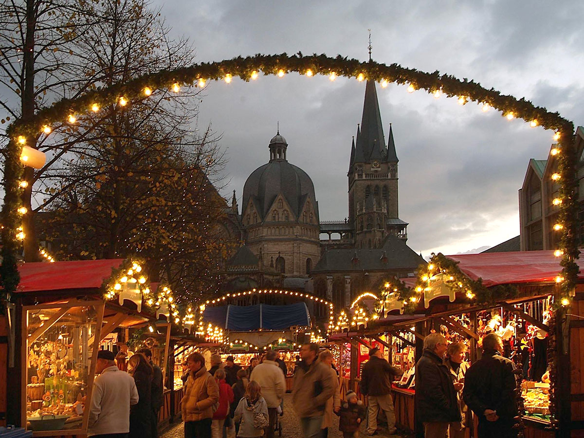 felix-reisen-tagesreisen-aachen-weihnachtsmarkt-blick-auf-dom.jpg