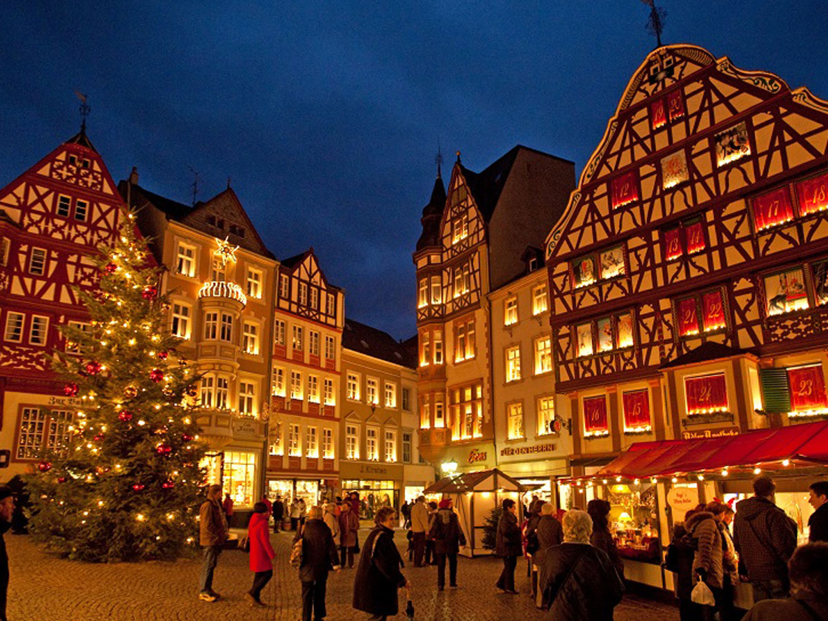 bernkastel-kues-romantischer-weihnachtsmarkt-an-der-mosel-weihnachtskalender-fachwerk-weihnachtsmarkt-bernkastel-kues-c-ketz-web-c-kues-ketz.jpg
