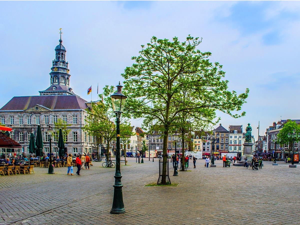 maastricht-rathaus-und-marktplatz-in-maastricht-88525504.jpg