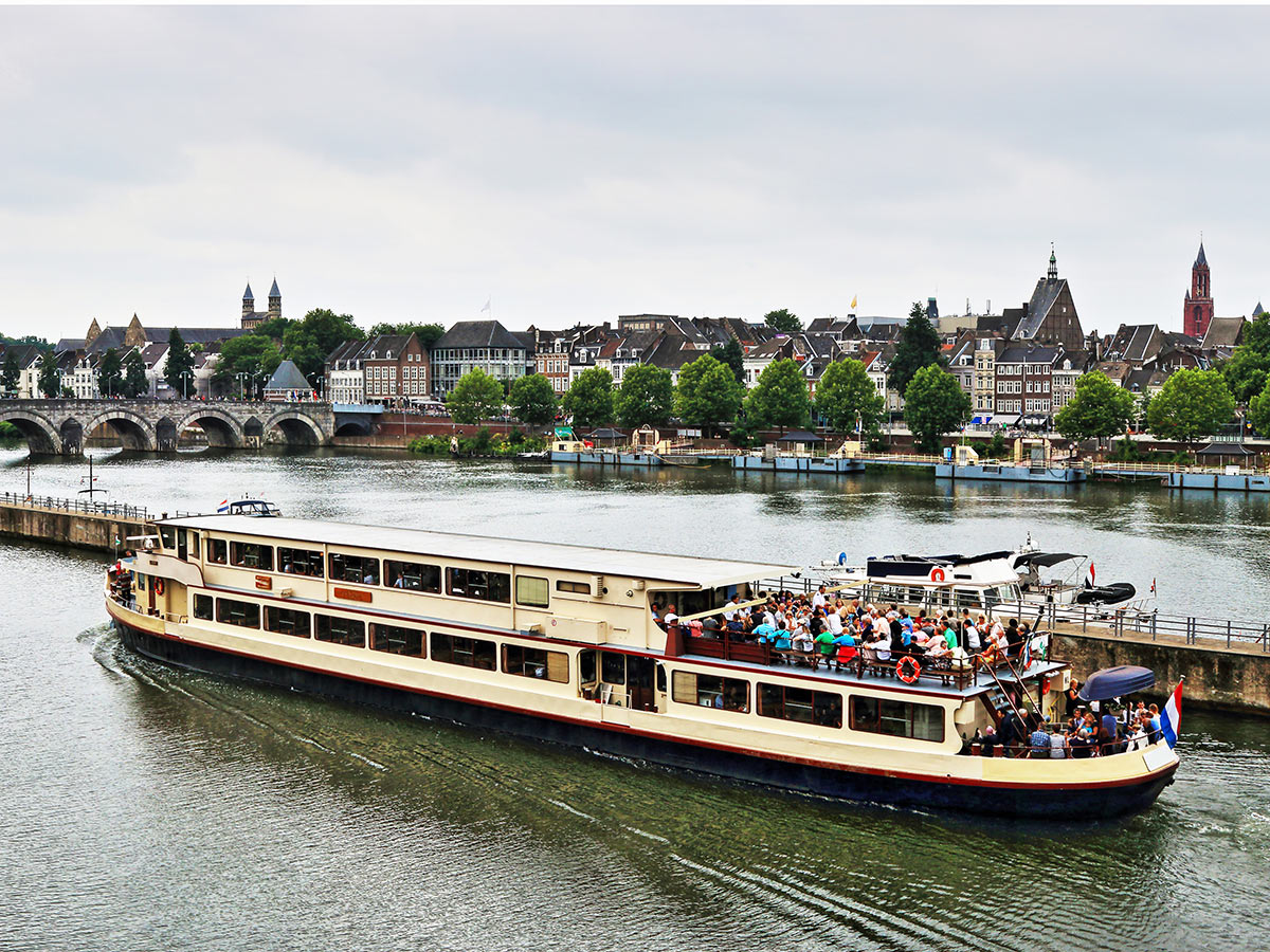 maastricht-sint-servas-bruecke-und-wilhelmina-bruecke-in-maastricht-164616053.jpg